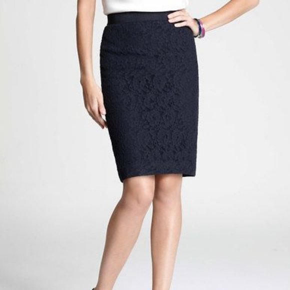 ANN TAYLOR PETITES LACE PENCIL SKIRT - SIZE 10P - Picture 2 of 5